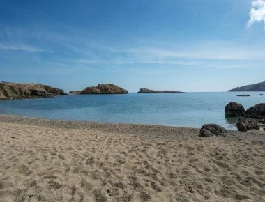 Συναγερμός στη Μύκονο: Κολυμβητής εντόπισε πολυβόλο όπλο σε παραλία